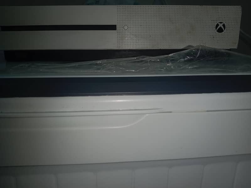 XBox one s without controller with cabels 1