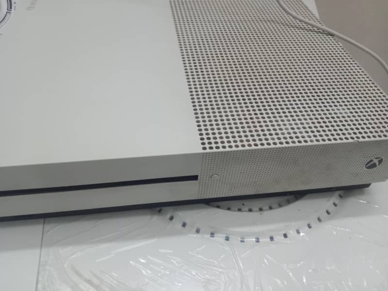 XBox one s without controller with cabels 2