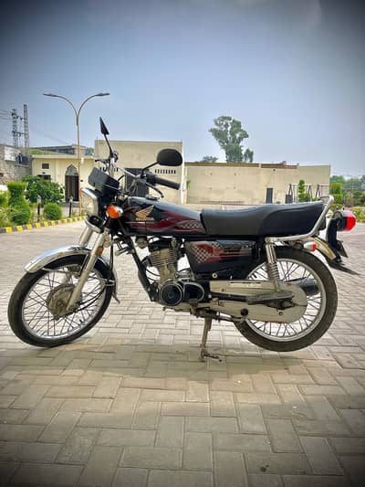 Honda 125 Black 23/24