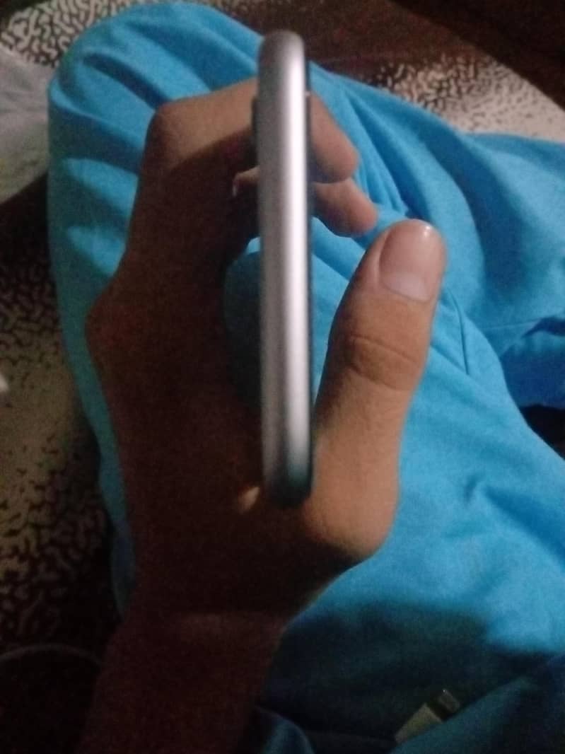 Apple iPhone 6S 4
