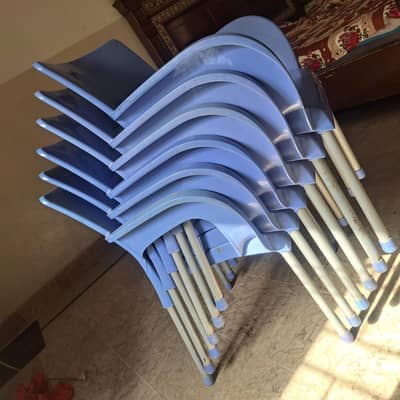 PLASTIC CHAIRS WITH METAL LEGS