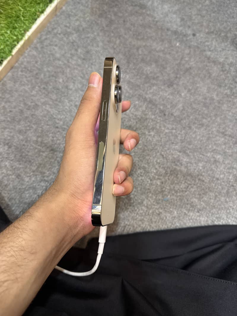 Apple iPhone 14 Pro 2