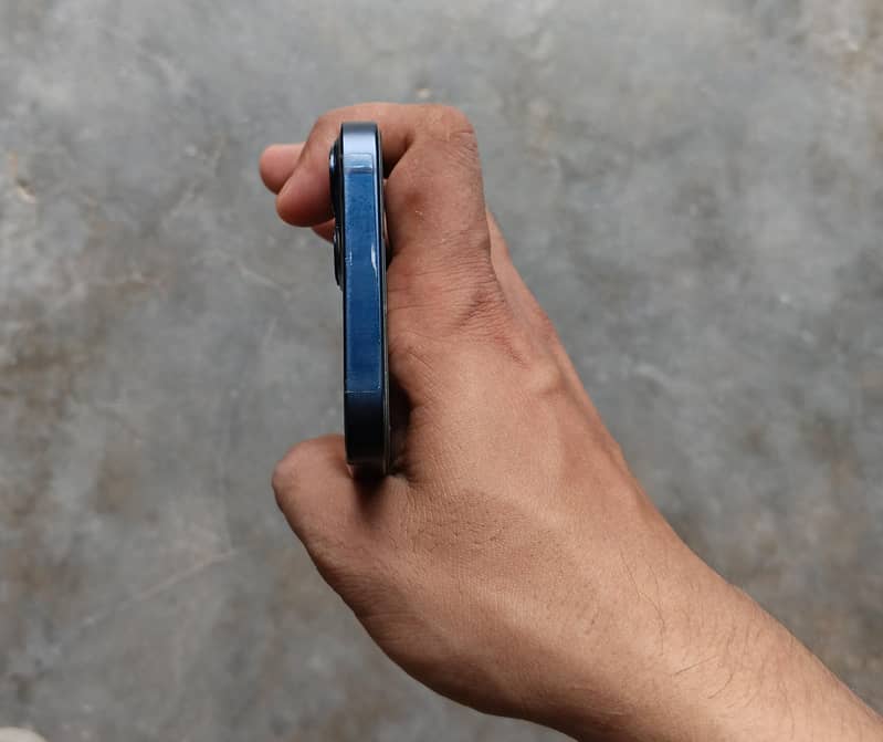 Apple iPhone 13 2