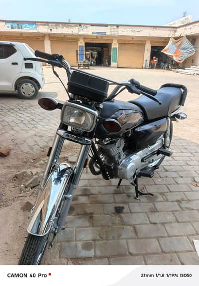 bilkul new condition  new tyre dono .  letter kata hua hai