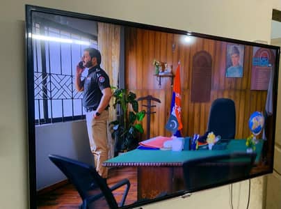 TCL 48" 2g that's why Internet  used with android box