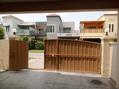 10 Marla (2011/12). Good Location Back Of Main Road , Well Maintained House Is For Urgent Sale.