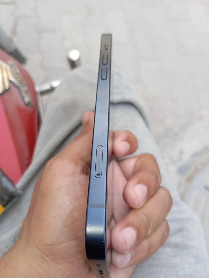 Apple iPhone 12 4