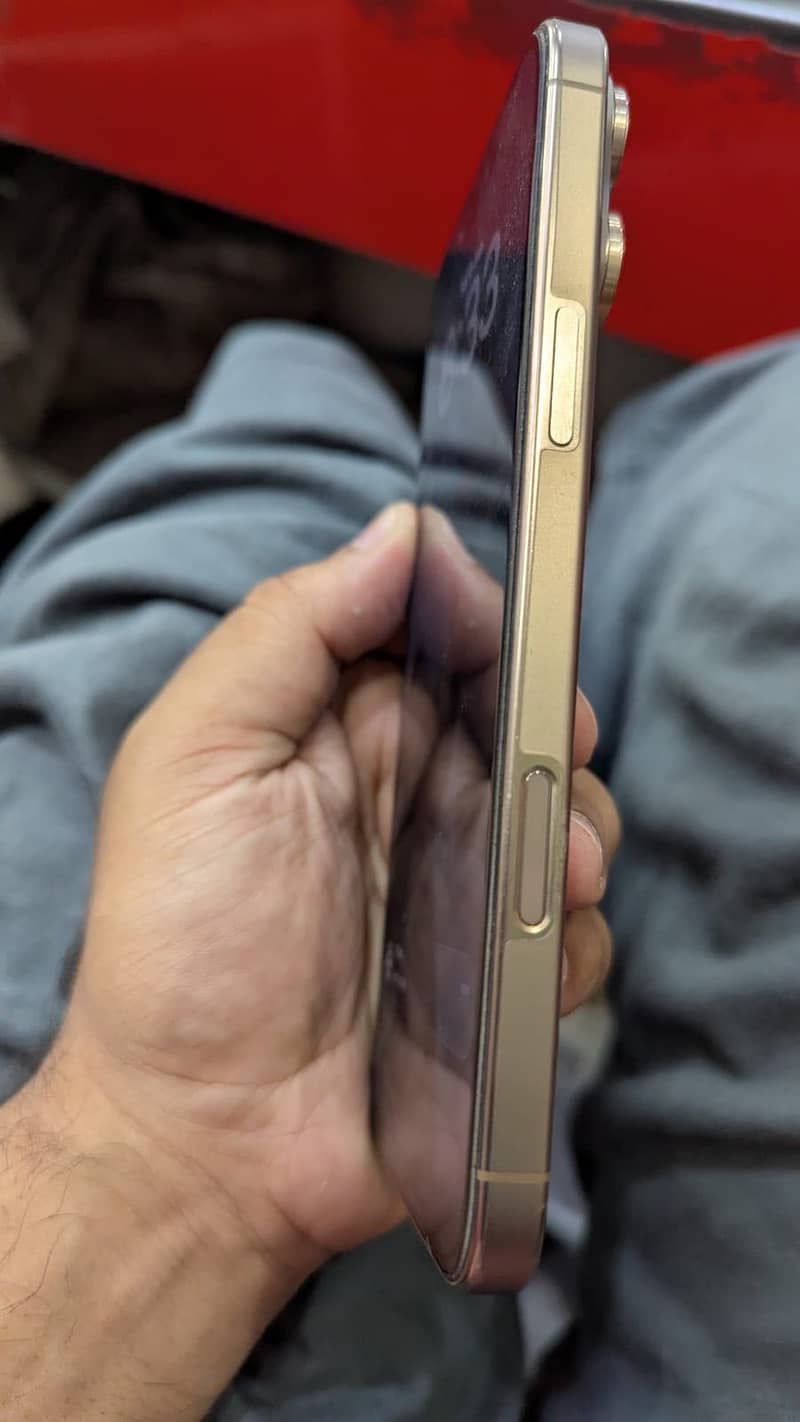 Apple iPhone 16 Pro Max 2
