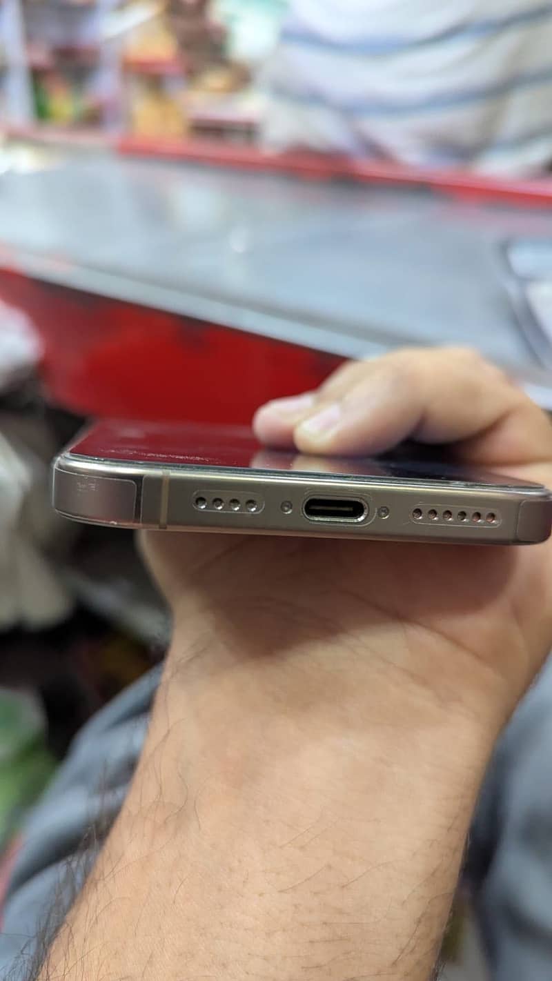 Apple iPhone 16 Pro Max 6