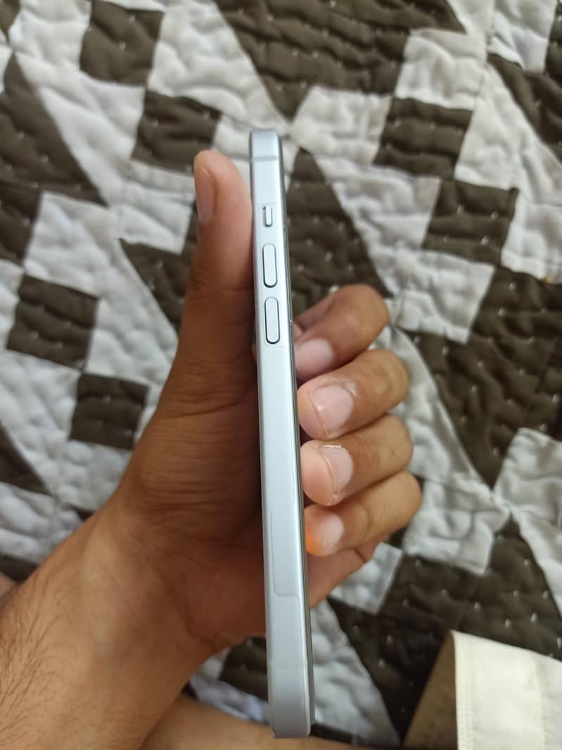 Apple iPhone 15 7