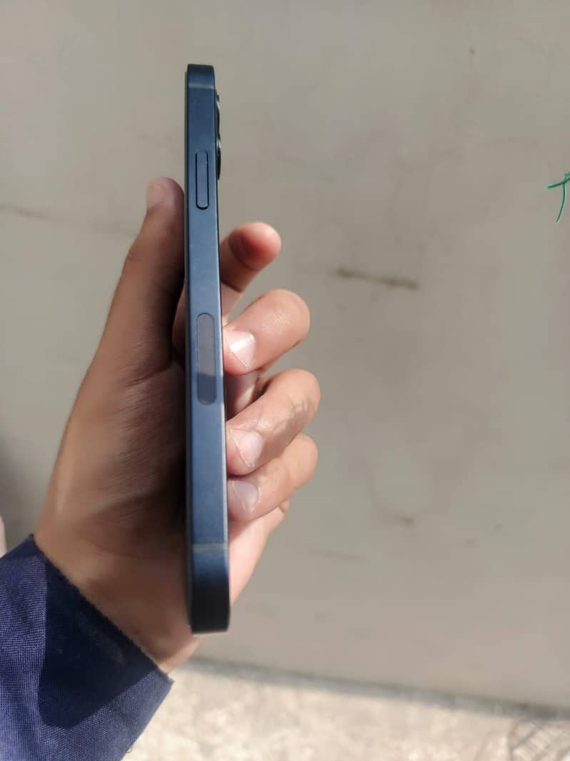 Apple iPhone 12 4
