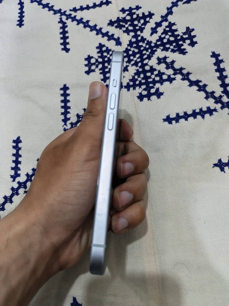 Apple iPhone 15 4