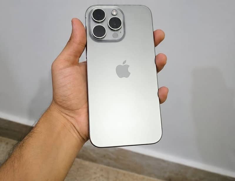 Apple iPhone 15 Pro Max 2