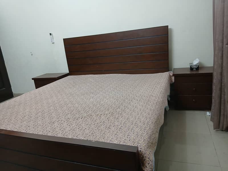 Queen size bed. 0