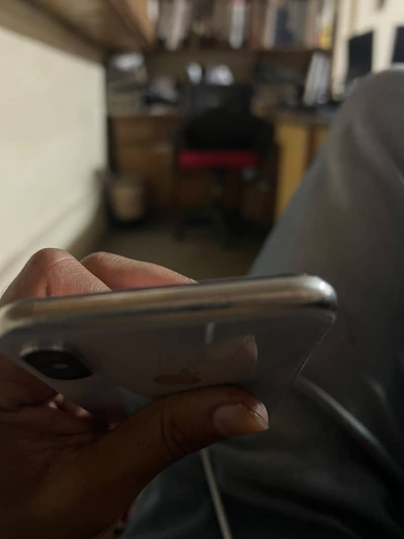 Apple iPhone X 4