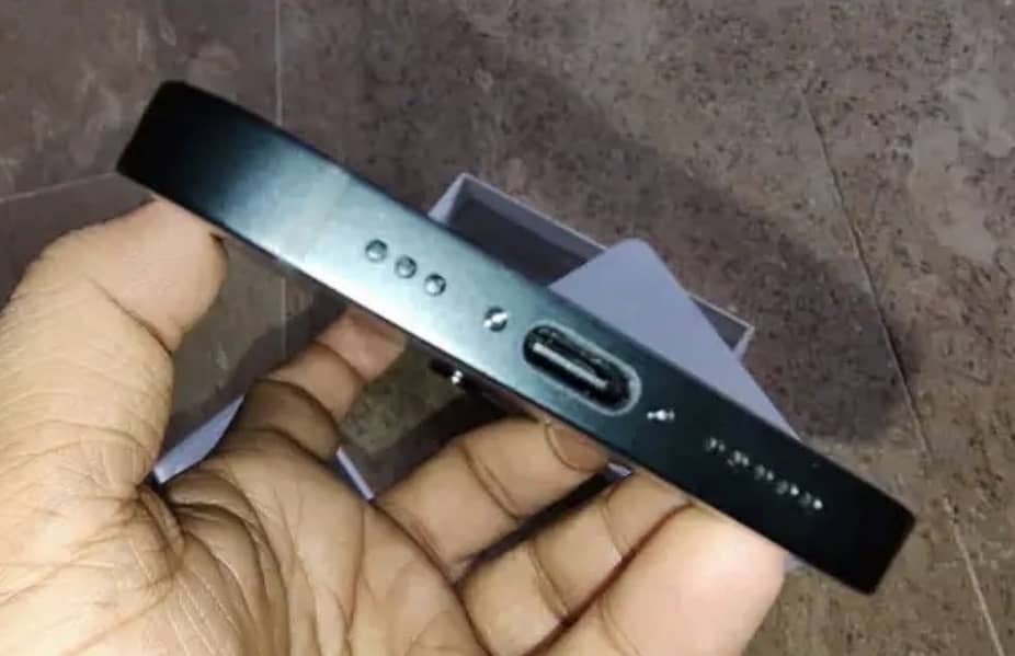 Apple iPhone 16e 3