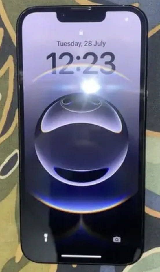 Apple iPhone 16e 4