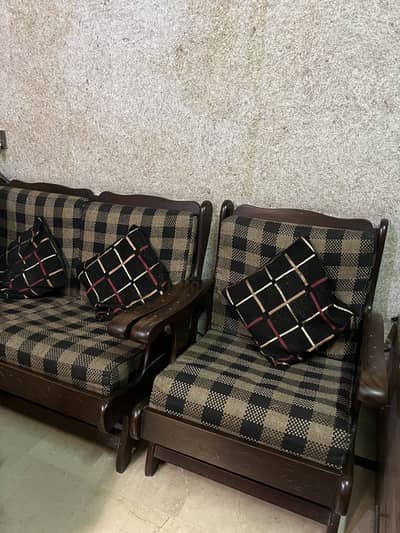 5 seater sohfa hy antique cheez hy purani lakri ka hy usabale hy