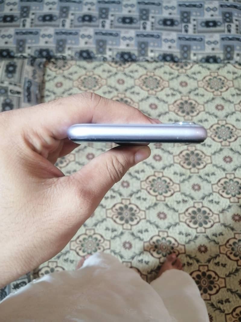 Apple iPhone 11 4