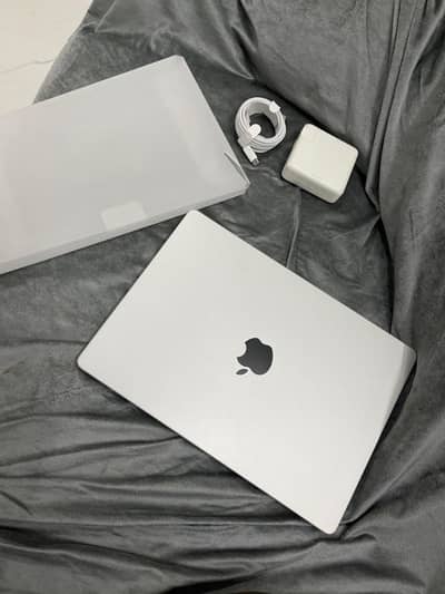 Apple MacBook Pro M2 Max 1TB with complete Box:M1.2. 3.4pro. max air