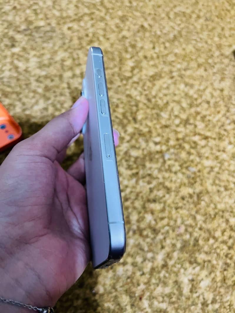 Apple iPhone 16 Pro 1