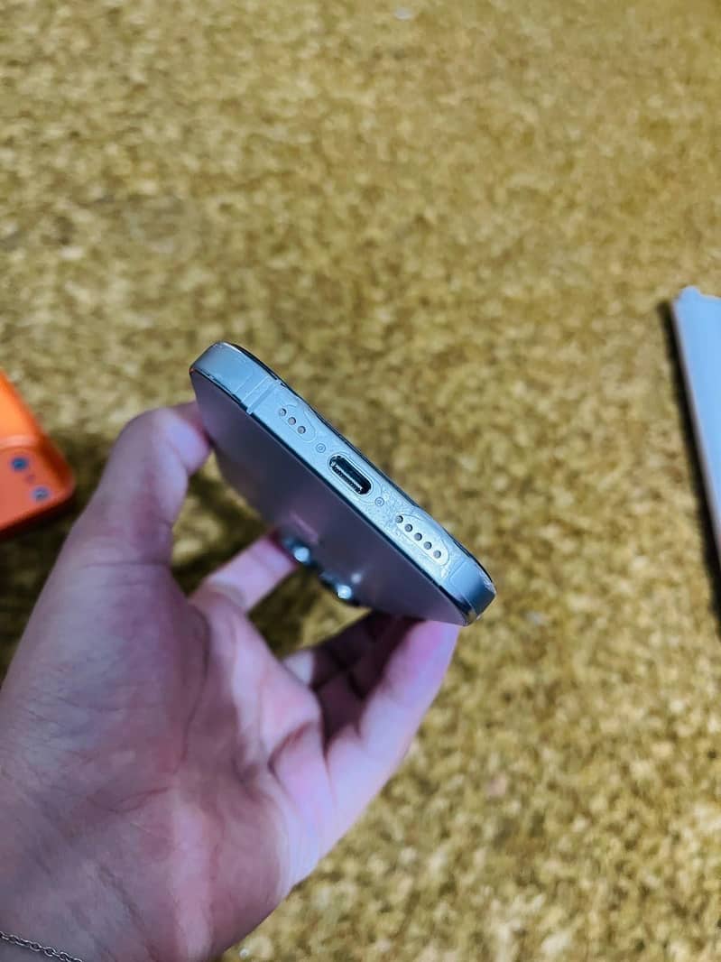 Apple iPhone 16 Pro 3