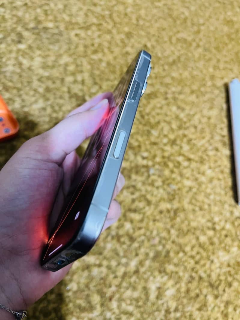 Apple iPhone 16 Pro 4