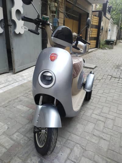 Metro Premium electric scooter, 2026 model, 10 by 10 condition