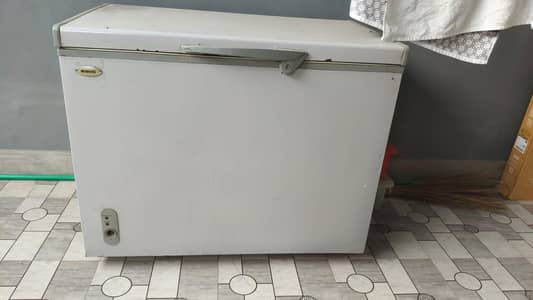 Freezer 1 year sa band ha Thora bohat kam kerva k chal jy ga