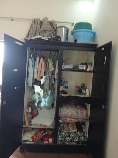 solid wood Almari for sale good condition