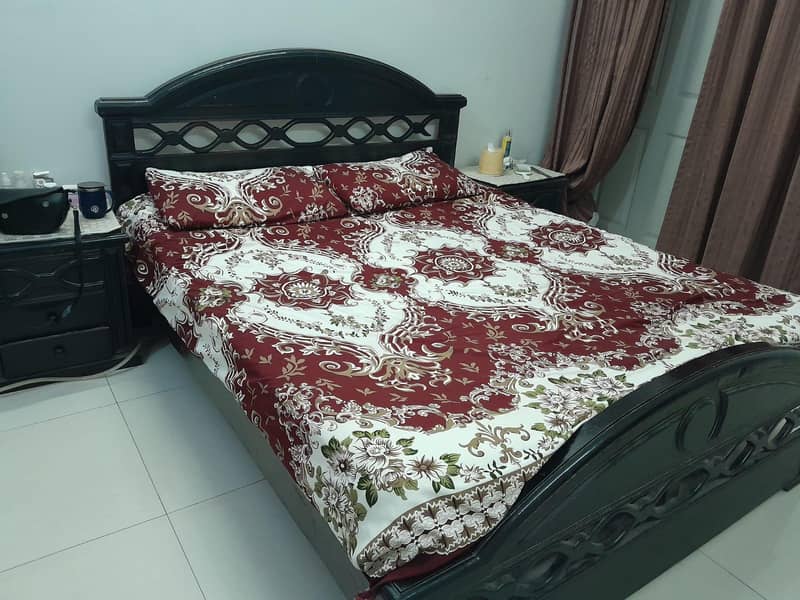 BED WITH 2 side tables 0
