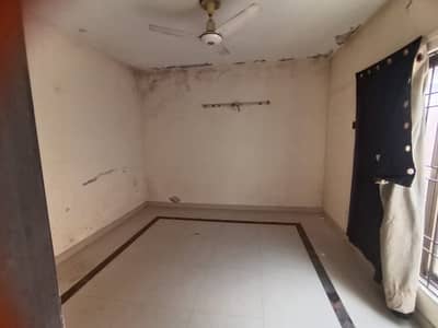 PRIME LOCTION 1 KANAL{ LOWER LOCK } UPPER PORTION AVAILABE FOR RENT IN DHA PHASE 2