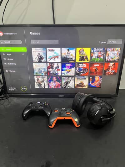 Xbox one 1tb with 2 controllers and games installed with accessories