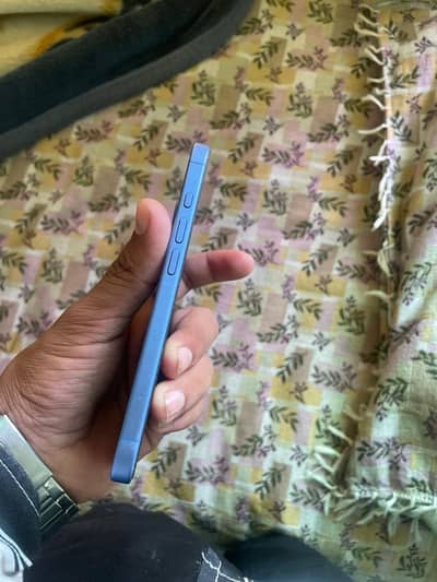 Apple iPhone 16