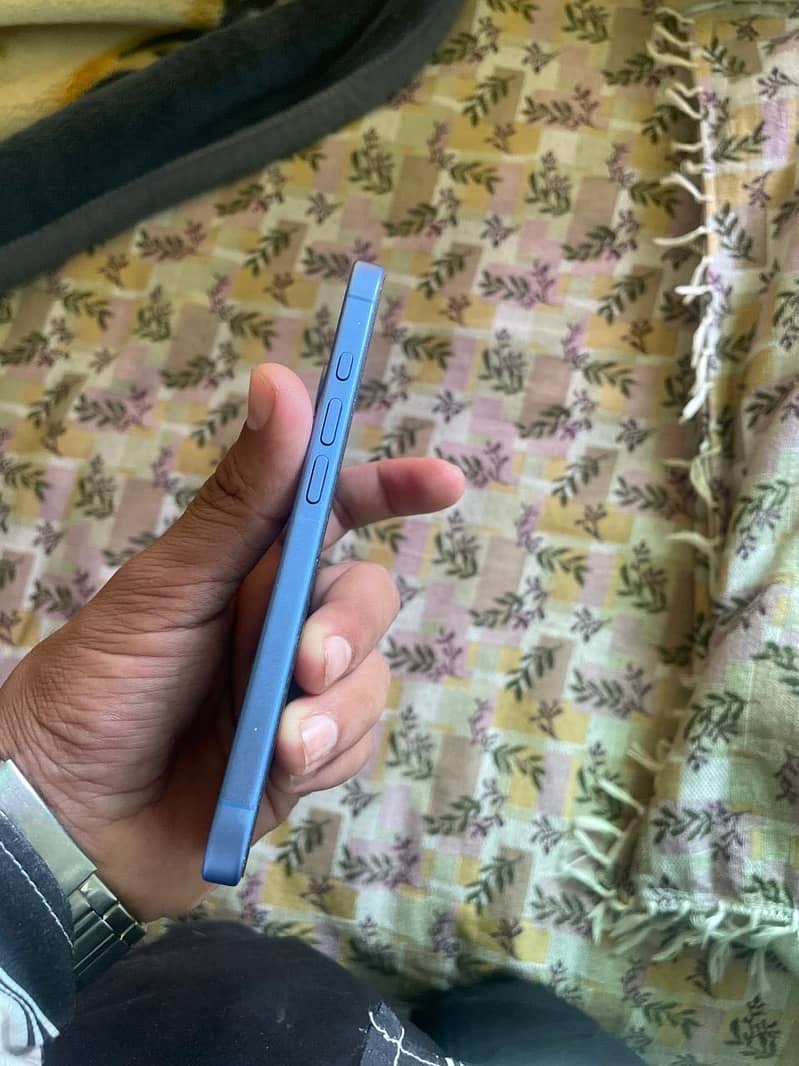 Apple iPhone 16 0