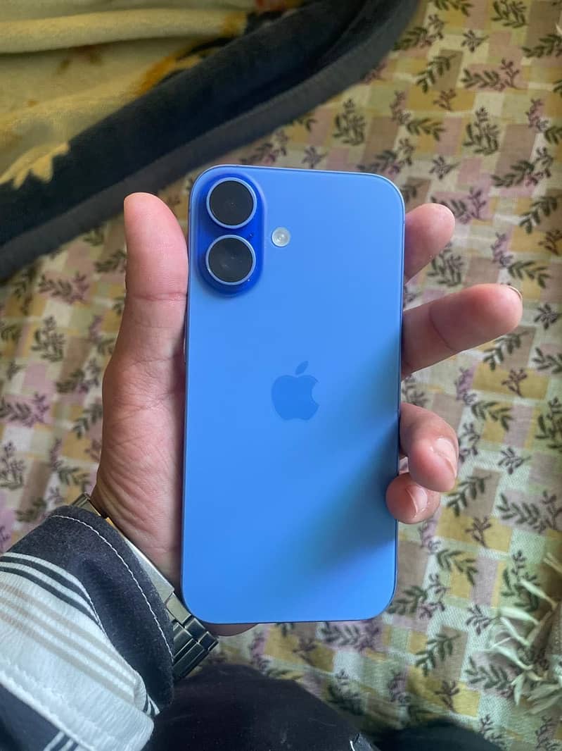Apple iPhone 16 3