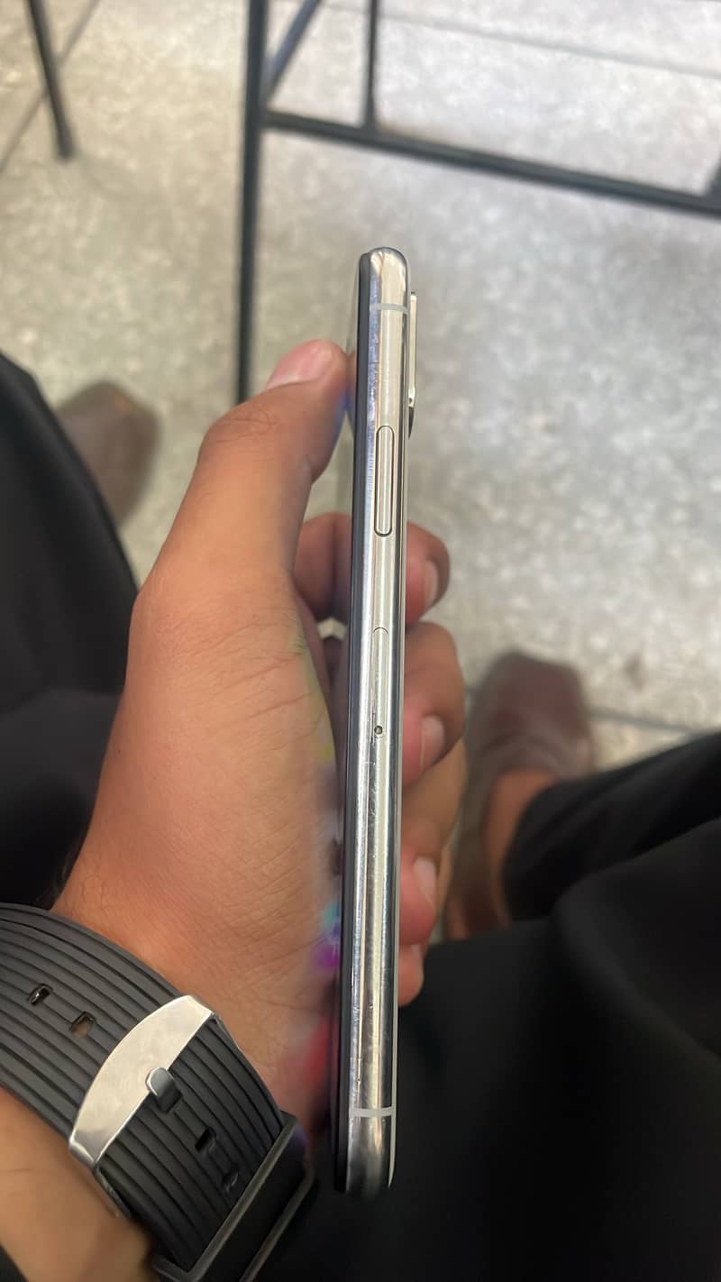 Apple iPhone X 4