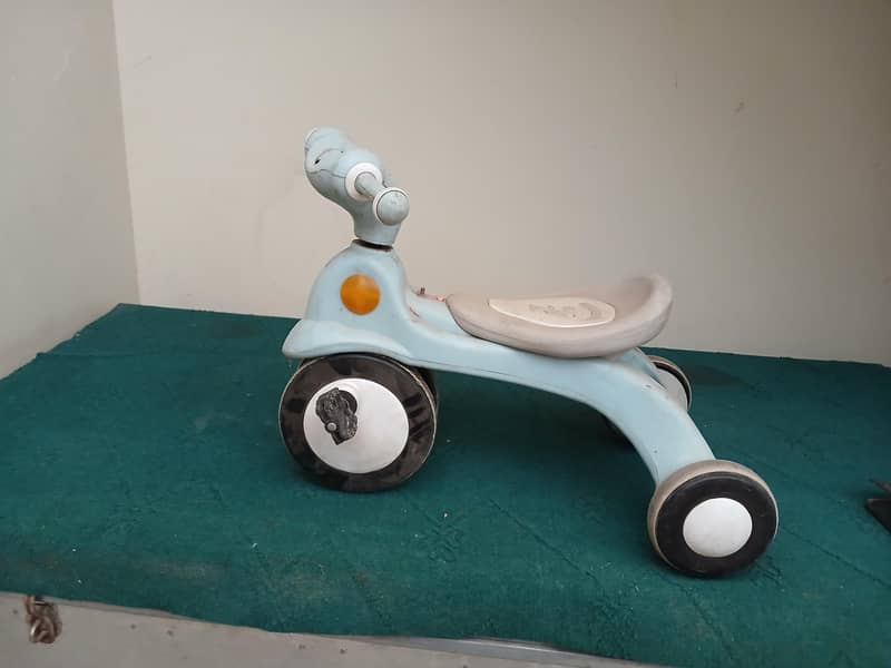 a kid trycycle 0