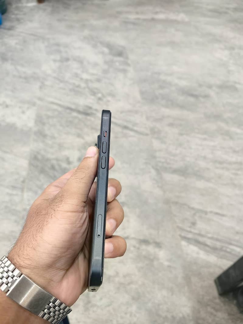 Apple iPhone 15 4