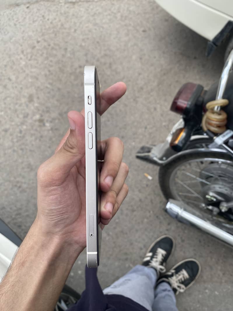 Apple iPhone 12 4