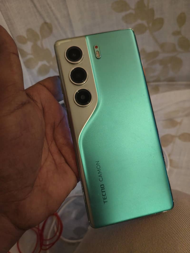 Tecno CAMON 40 Pro 1