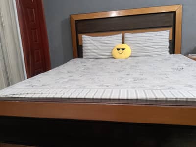 king size bed 2 sidetables