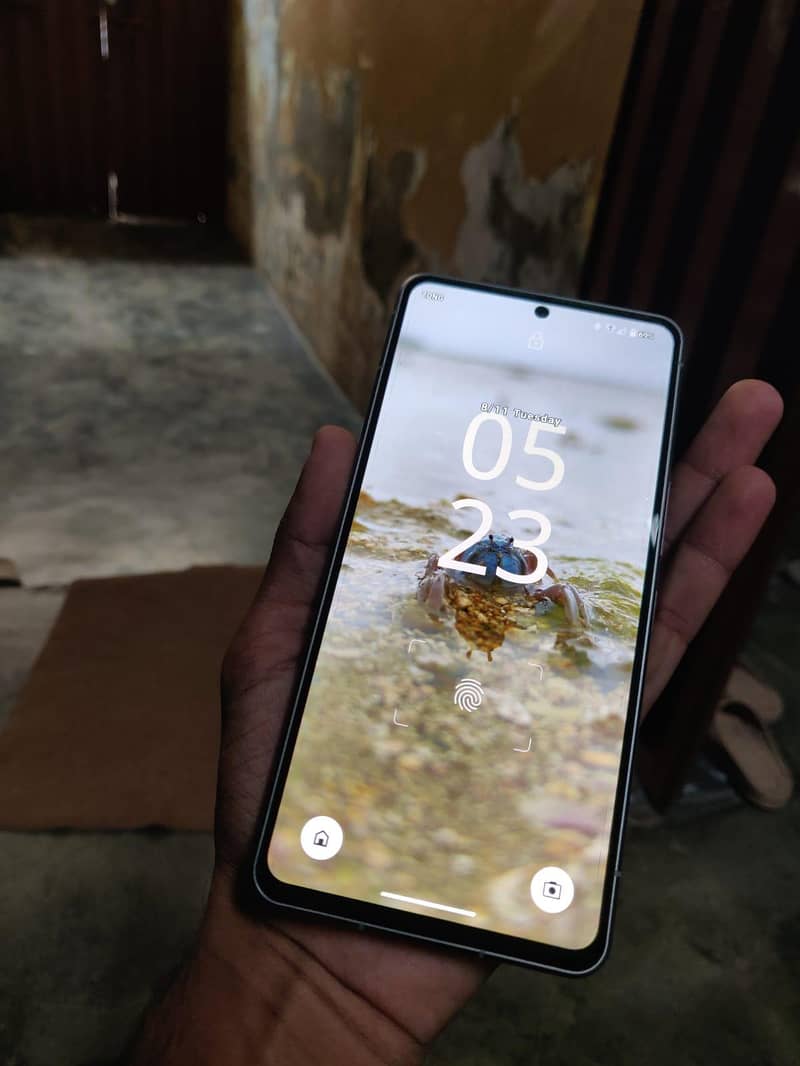 Sharp Aquos R 7 0