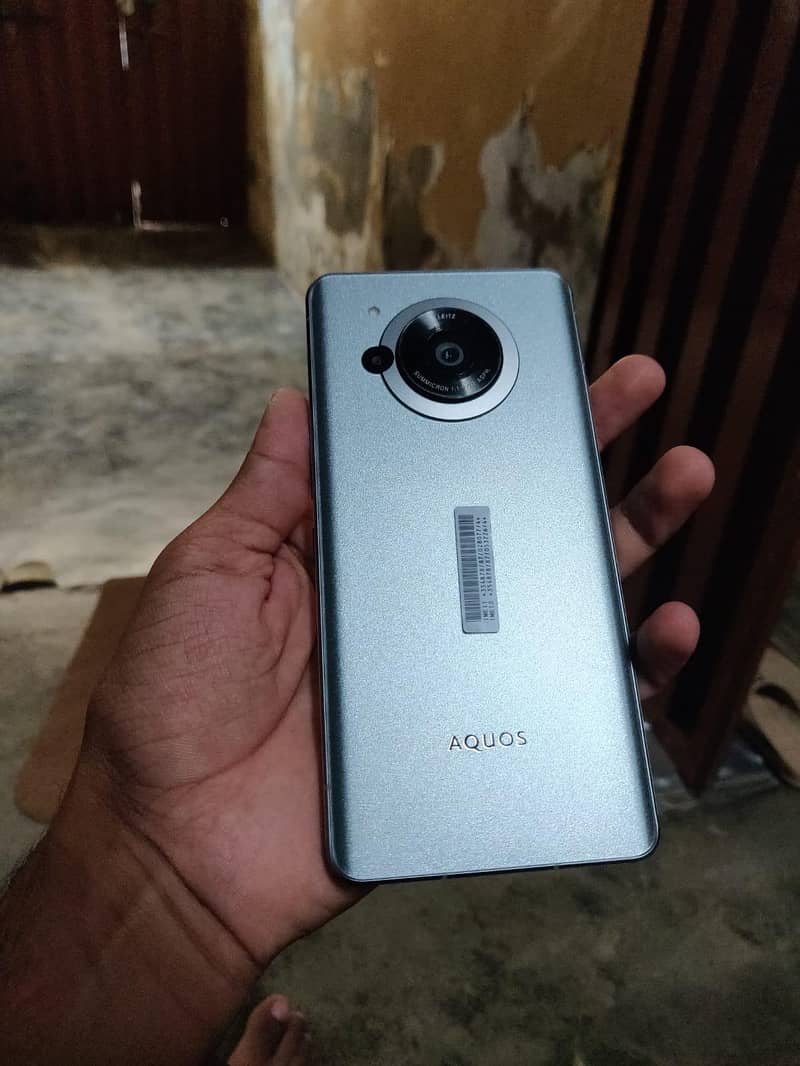 Sharp Aquos R 7 1