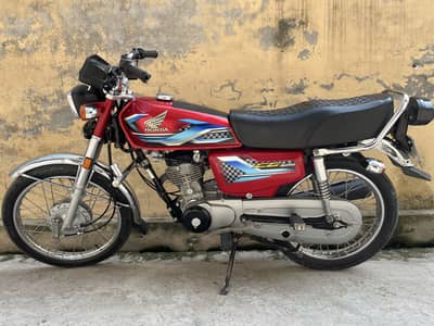 honda 125 24 model sirf ik e bande k use me ha condition kafi achii ha
