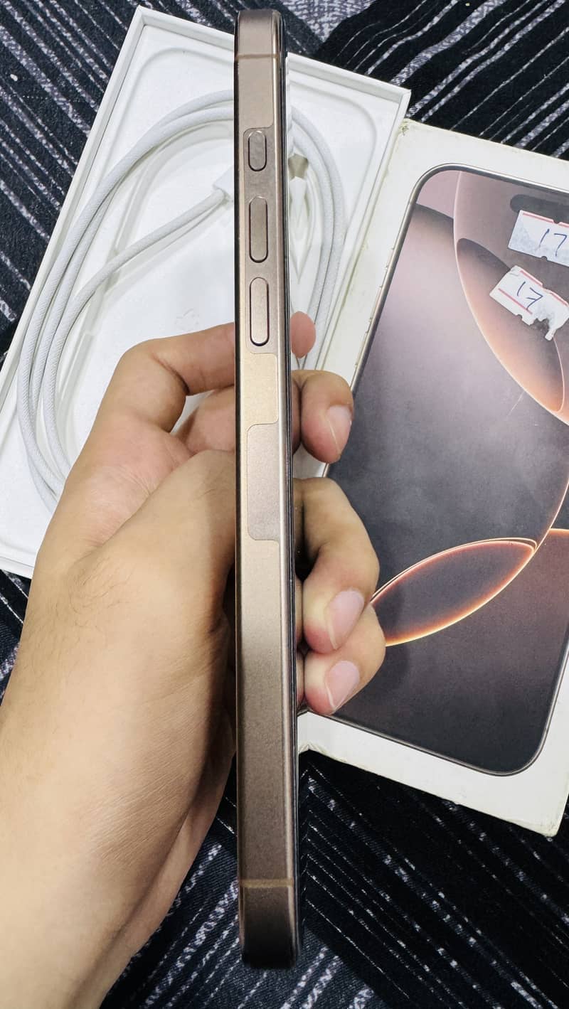 Apple iPhone 16 Pro Max 2
