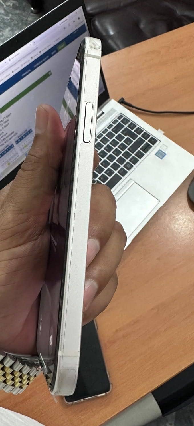 Apple iPhone 12 4