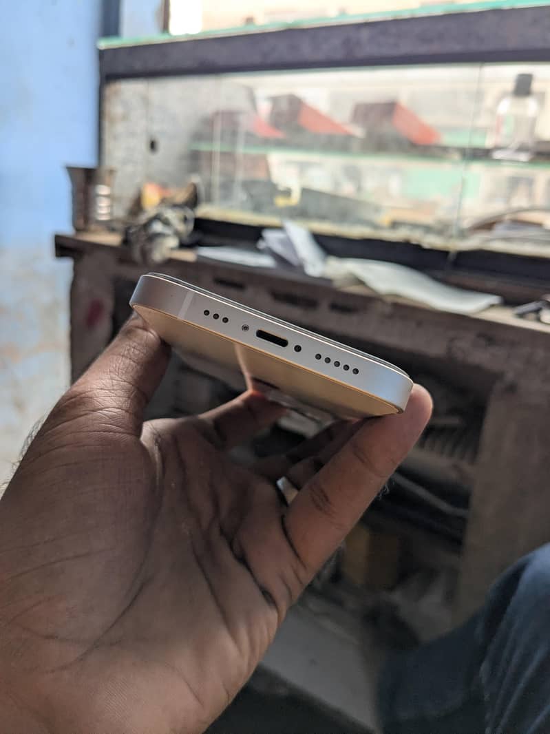 Apple iPhone 13 5