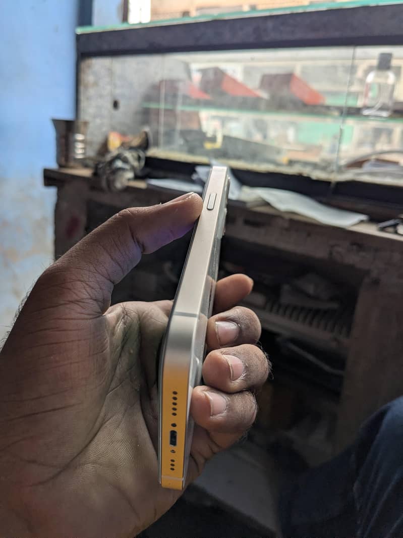Apple iPhone 13 8