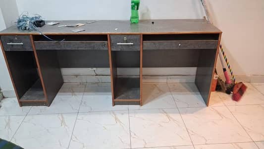 computer table in good condition for sale